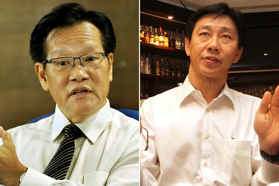 LAHIR HASRAT BERTANDING: Pegawai veteran bola sepak setempat, Lim Kia Tong (kiri) dijangka mengetuai pasukannya bagi persaingan dua penjuru menentang pasukan pimpinan Bill Ng (kanan), pengerusi Hougang United, dalam pilihan raya FAS pada 29 April ini. - Foto-foto fail