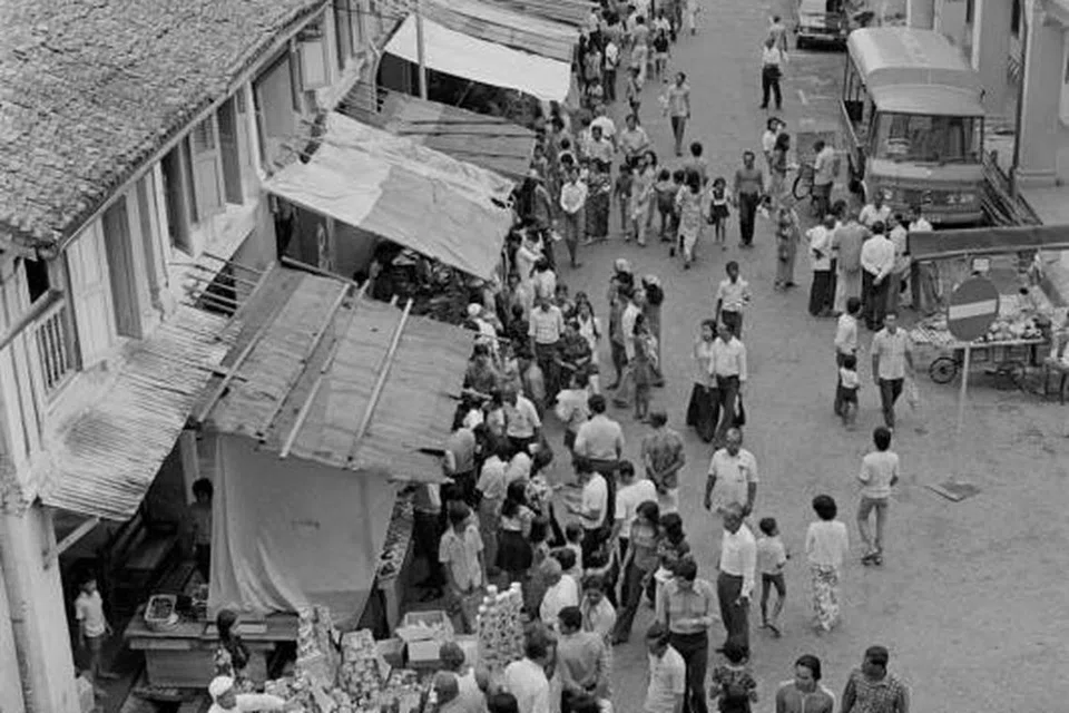 Gerai menjual makanan di Bussorah Street semasa Ramadan. Gambar ini dipetik pada 7 September 1975.  