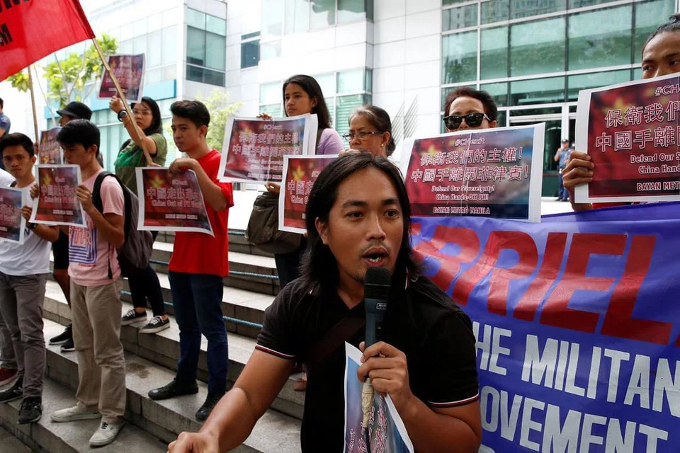 Seorang penunjuk perasaan berucap semasa bantahan ke atas pertikaian Laut China Selatan di luar Konsulat China oleh aktivis kumpulan "Banyan" (Nasionalis) di Makati City, Metro Manila.