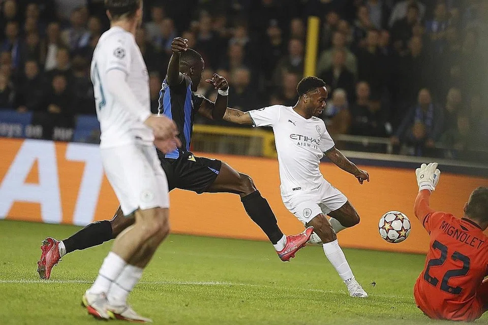 SEDANG BERSEMANGAT: Penyerang Manchester City, Raheem Sterling (jersi putih), beraksi dalam satu perlawanan Liga Juara-Juara minggu ini. Bagi sebahagian orang, sukar bayangkan City, yang sedang hangat sekarang, dikalahkan oleh Brighton. Foto fail