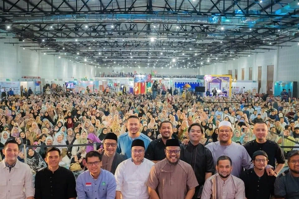 Para pengunjung di Festival Ramadan di Jakarta ini bukan sahaja membeli-belah untuk persiapan hari Raya dan berifta, malah, turut menghadiri ceramah agama 