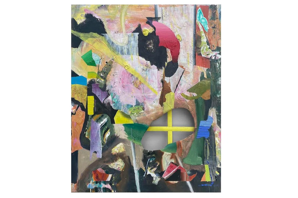 KARYA KREATIF: Artis Keith Teo mempamerkan hasil kerja seninya, 'Extroverted Introverted (2022)', dengan enggunakan kayu dan minyak di atas kanvas di AC43 Gallery di pameran seni S.E.A Focus 2023. - Foto AC43 GALLERY