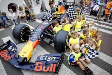 Para pengunjung melihat dari dekat kereta Red Bull yang dipamerkan dekat litar  Zandvoort menjelang Grand Prix Belanda.