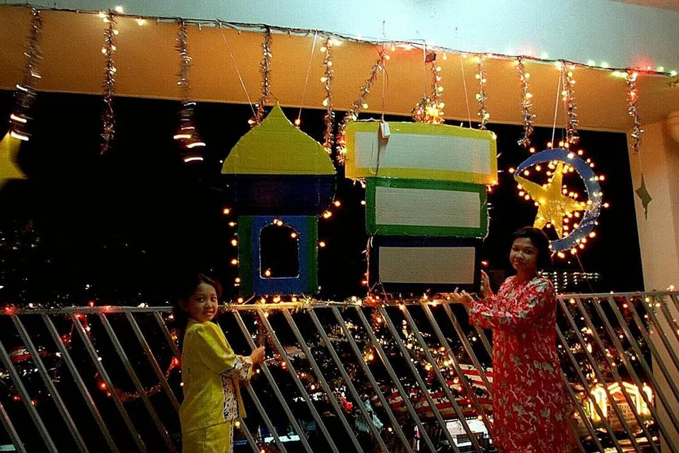 WARNA-WARNI GEMERLAPAN: Sambutan Raya dulu kerap menyaksikan jiran tetangga seolah-olah 'berlumba-lumba' menghiasi rumah dengan lampu lap lip yang turut menyemarakkan semangat Lebaran di kalangan masyarakat kita. - Foto fail 