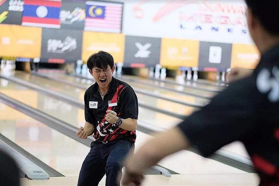 SASARAN 'STRIKE': Jaris tidak dapat menantikan suasana persaingan dalam acara bowling di Sukan Asia nanti. - Foto PERSEKUTUAN BOWLING SINGAPURA