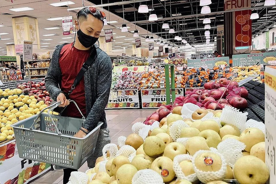 "Saya sudah menetap di sini lebih dari 12 tahun dan Malaysia ibarat rumah kedua buat saya dan keluarga. Saya akan belanjakan dalam RM300-RM400 setiap minggu, jika ada ahli keluarga yang lain datang, perbelanjaan boleh mencecah RM1,000." - Encik Khairul Nizam A Rahman.