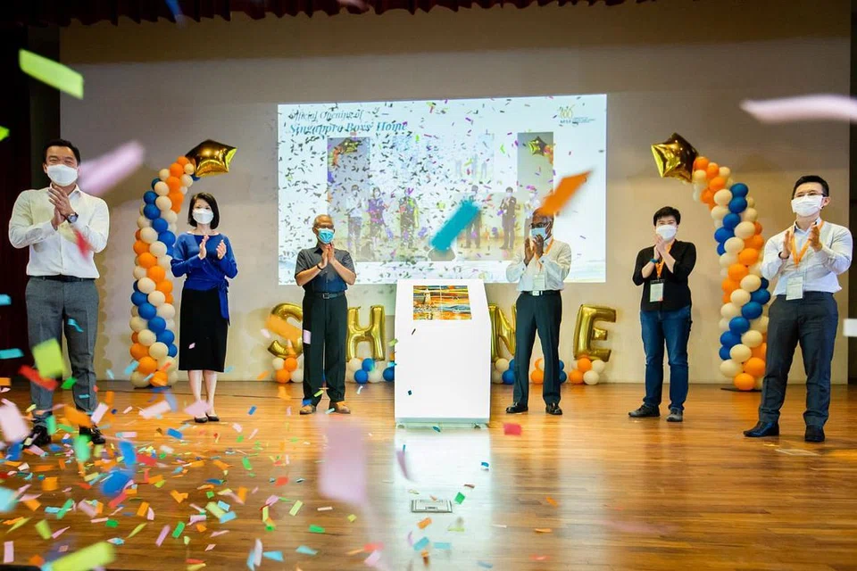 PERISTIWA PENTING BANTU PEMULIHAN REMAJA: (Dari kiri) Encik Eric Chua, Cik Sun Xueling dan Encik Masagos Zulkifli merasmikan Rumah Tumpangan Remaja Lelaki Singapura (SBH) di premis barunya di 3 Bulim Drive semalam bersama Pengerusi Lembaga Semakan, Encik Rajaram Ramiah; pengasas bersama Bettr Barista, Cik Pamela Chng; dan pedamping, Encik Calvin Ong. - Foto MSF