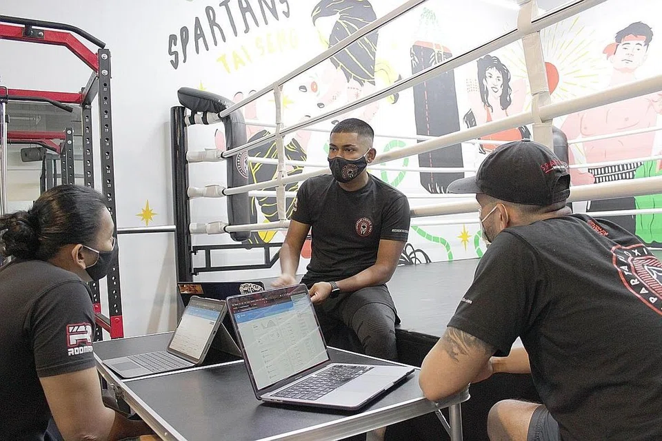 BUAT PELABURAN: Lewat tahun lalu, Khairul Irfan (tengah) bersama sekumpulan rakan niaga melabur dalam gim Spartans Boxing Club terbaru di Tai Seng Centre sebagai pemilik saham, pengurus besar dan ketua jurulatih francais tersebut. - Foto SPARTANS BOXING CLUB