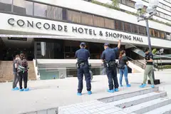 TEMPAT KEJADIAN: Polis di tapak kejadian pergaduhan di Orchard Road. Encik Mohammad Isrrat Mohd Ismail cedera teruk dan meninggal di hospital.