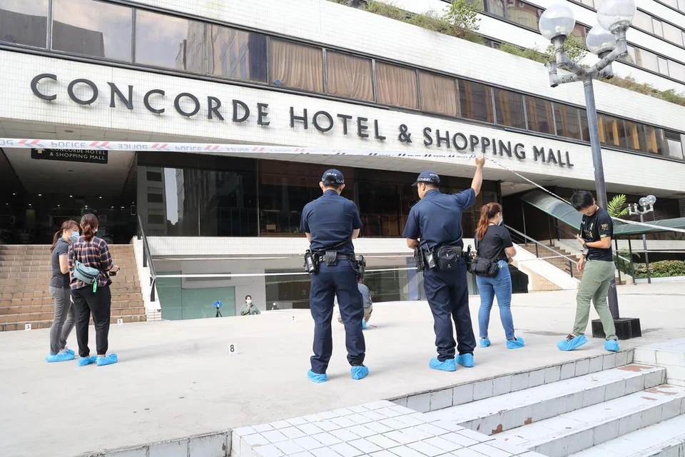 TEMPAT KEJADIAN: Polis di tapak kejadian pergaduhan di Orchard Road. Encik Mohammad Isrrat Mohd Ismail cedera teruk dan meninggal di hospital.