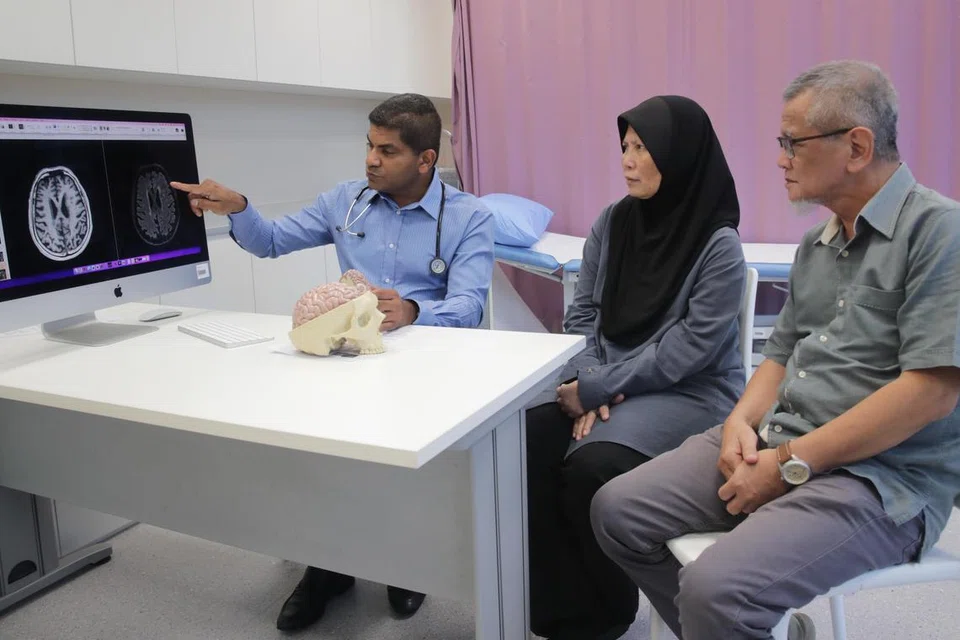 JALANKAN KAJIAN: Pengarah Pusat Penyelidikan Demensia (Singapura) Profesor Nagaendran Kandiah (kiri) bersama Cik Junaina Sumadi dan suaminya, Encik Suri Abu, dua daripada peserta kajian Biomarker dan Gangguan Kognitif yang sedang dijalankan.