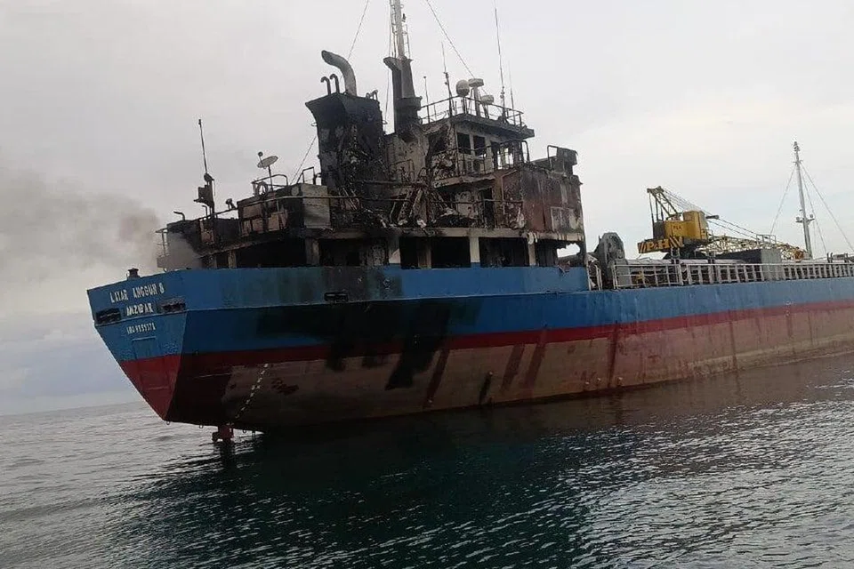 Kapal MT Layar Anggun 8 yang berdaftar di Tanzania terbakar dan hanyut pada kedudukan 5.6 batu nautika tenggara Pulau Lima, Mersing, Johor, sebelum 12 krunya diselamatkan pihak berkuasa Singapura pada 16 April.