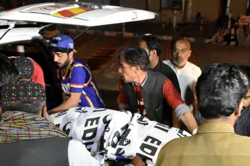 DAPATKAN RAWATAN: Orang ramai dan pegawai perubatan membawa mayat keluarga penganut Kristian yang dibunuh lelaki bersenjata di Quetta, Pakistan - Foto REUTERS
