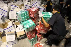 JAYA KESAN: ICA berkata, pemeriksaan ke atas sebuah kontena sepanjang 20 kaki di Stesen Pengimbasan Pasir Panjang membawa kepada penemuan lebih 1,180 karton dan 200 batang rokok tanpa cukai yang disembunyikan di dalamnya.