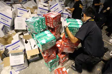 JAYA KESAN: ICA berkata, pemeriksaan ke atas sebuah kontena sepanjang 20 kaki di Stesen Pengimbasan Pasir Panjang membawa kepada penemuan lebih 1,180 karton dan 200 batang rokok tanpa cukai yang disembunyikan di dalamnya.