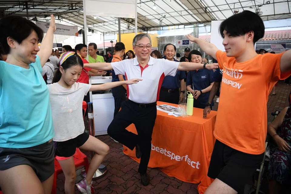 Menteri Perdagangan dan Perusahaan, Encik Gan Kim Yong, kelihatan bersenam bersama penduduk di pesta Kesihatan Bersama pada 11 Mei.