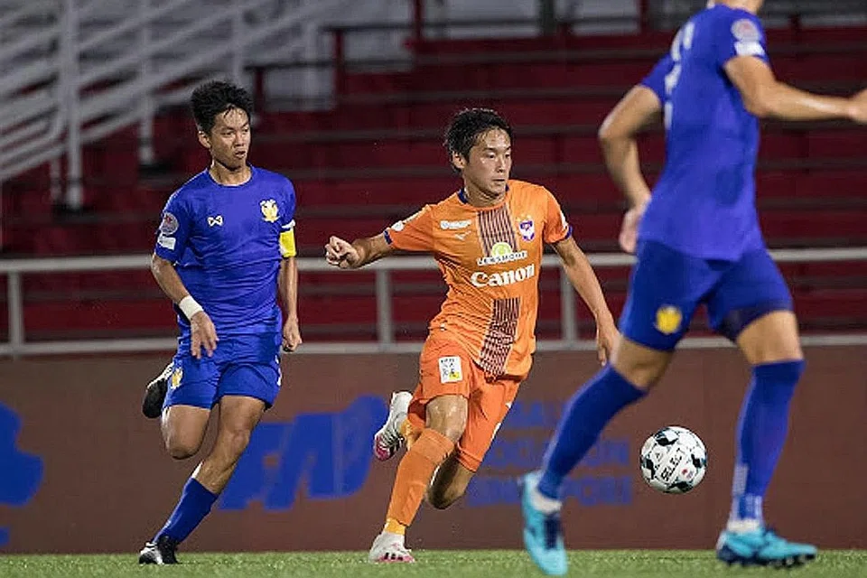 TERUSKAN RENTAK: Dalam perlawanan pembuka tirai, Kiyoshiro Tsuboi (jersi oren) membantu Albirex Niigata mengalahkan Hougang United (jersi biru) 3-1. Namun, Hougang bangkit menewaskan Geylang 4-1 awal minggu ini dan ia pasti mahu meneruskan momentum itu apabila bertemu Sailors esok. - Foto fail
