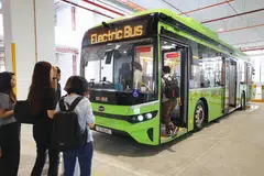 Perdana Menteri merangkap Menteri Kewangan, Encik Lawrence Wong, dalam ucapan Belanjawan 2025 pada 18 Februari, mengumumkan bahawa Komponen Tetap Tambahan (AFC) dalam cukai jalan raya bagi bas dan kenderaan barang berat elektrik akan diperkenalkan.