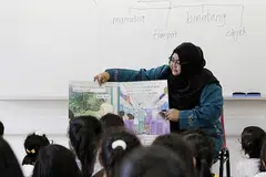 ADA TAMBAH NILAI: Menurut Cikgu Norasiken Mohd Nor, ibu bapa tidak seharusnya melihat Bahasa Melayu sebagai sebuah subjek peperiksaan sahaja. Mempelajari bahasa ibunda ini bermakna mempelajari nilai murni juga seperti sopan santun, tatasusila dan hormat-menghormati. - Foto BH oleh AZMI ATHNI