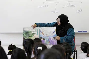 ADA TAMBAH NILAI: Menurut Cikgu Norasiken Mohd Nor, ibu bapa tidak seharusnya melihat Bahasa Melayu sebagai sebuah subjek peperiksaan sahaja. Mempelajari bahasa ibunda ini bermakna mempelajari nilai murni juga seperti sopan santun, tatasusila dan hormat-menghormati. - Foto BH oleh AZMI ATHNI