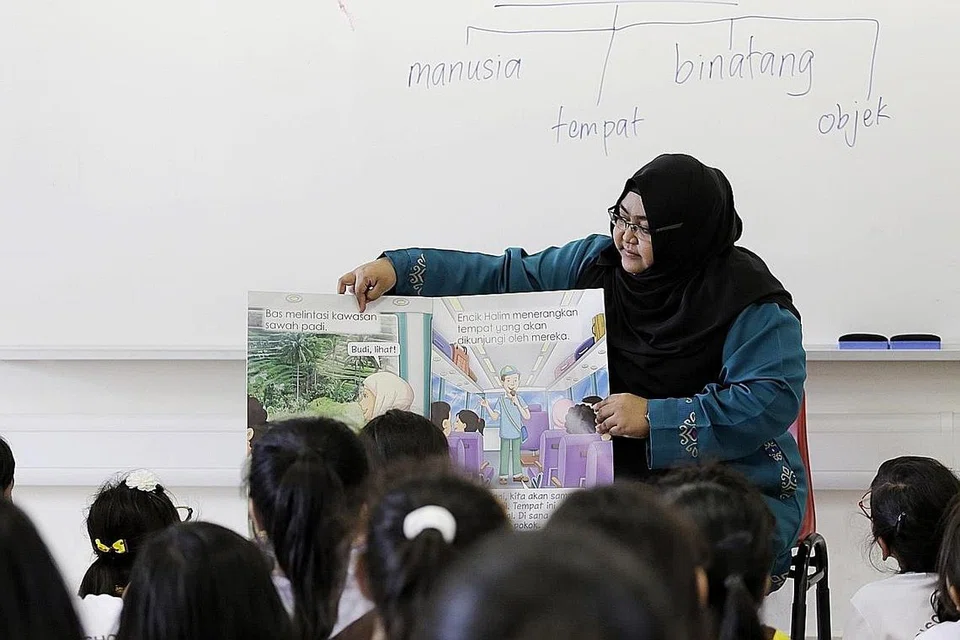 ADA TAMBAH NILAI: Menurut Cikgu Norasiken Mohd Nor, ibu bapa tidak seharusnya melihat Bahasa Melayu sebagai sebuah subjek peperiksaan sahaja. Mempelajari bahasa ibunda ini bermakna mempelajari nilai murni juga seperti sopan santun, tatasusila dan hormat-menghormati. - Foto BH oleh AZMI ATHNI