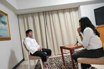 Bekas komander kumpulan militan, Jemaah Islamiyah (JI), Khoirul Anam (kiri), semasa diwawancara oleh koresponden BH di Jakarta, Cik Ismira Lutfia Tisnadibrata.