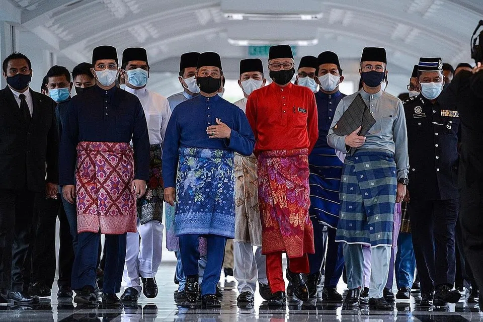 BENTANG BELANJAWAN: Perdana Menteri Malaysia, Tan Sri Muhyiddin Yassin (dua dari kiri), Menteri Kewangan Malaysia, Tengku Datuk Seri Zafrul Tengku Abdul Aziz serta menteri kabinet Malaysia memasuki Dewan Parlimen bagi pembentangan Belanjawan Malaysia 2021 semalam. - Foto EPA-EFE