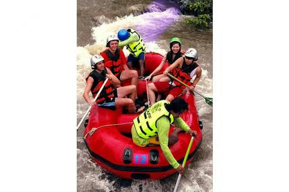 KEGIATAN PILIHAN: Warga Singapura kini lebih cenderung memilih kegiatan lasak seperti 'bungee jumping' dan rakit redah jeram ('whitewater rafting') (atas) ketika bercuti di luar negara, menurut tinjauan laman Hotels.com pada bulan lalu. - Foto fail