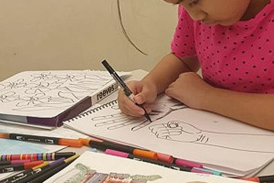 HARUS KEKAL BERSATU: Lukisan Anisah Mohamed Faisal (atas) yang akan dipapar pada beg cenderahati NDP tahun ini memaparkan kekuatan Singapura menerusi lukisan genggaman tangan. Setiap buku lima menandakan sifat baik hati, keberanian, keyakinan, tidak mementingkan diri sendiri dan optimis. - Foto NDP.GOV.SG