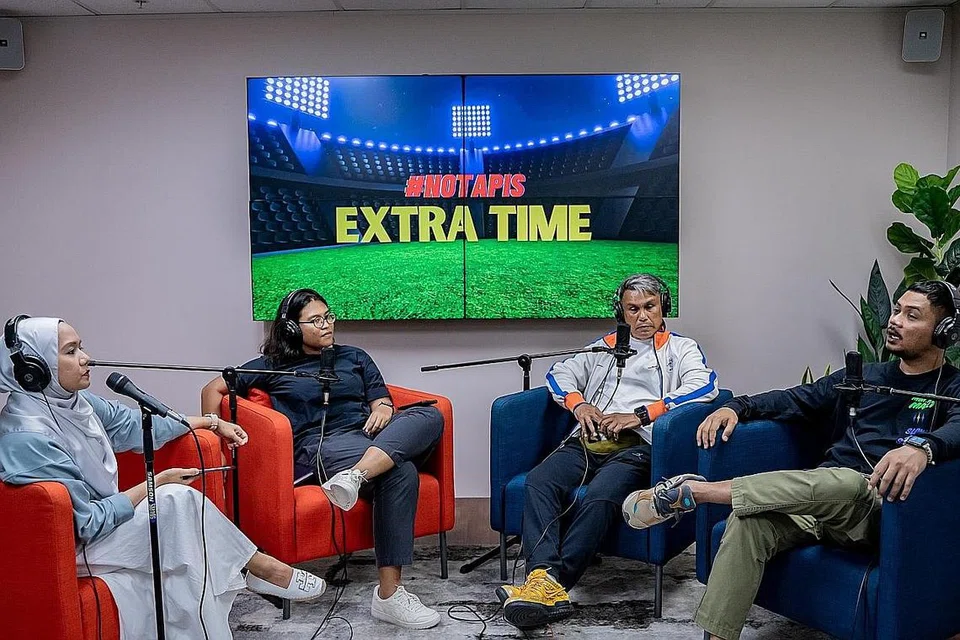 SEMBANG BOLA: (Dari kiri) Tetamu undangan, Yakob Hashim dan Syed Azmir berbincang tentang trend sepakan penalti sekarang bersama wartawan sukan BH/BM Zulaiqah Abdul Rahim dan Editor Podcast BH/BM Shahida Sarhid dalam podcast #NoTapis Extra Time minggu ini. - Foto BM oleh NUR DIYANA TAHA