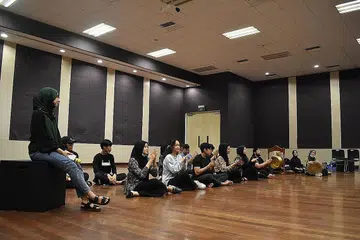 LESTARIKAN SENI: Kumpulan Dikir Barat NUS membuat penampilan istimewa dalam pementasan teater tahunan di bawah naungan Persatuan Bahasa Melayu Universiti Nasional Singapura (PBMUKS) yang berjudul Bintang Norman.