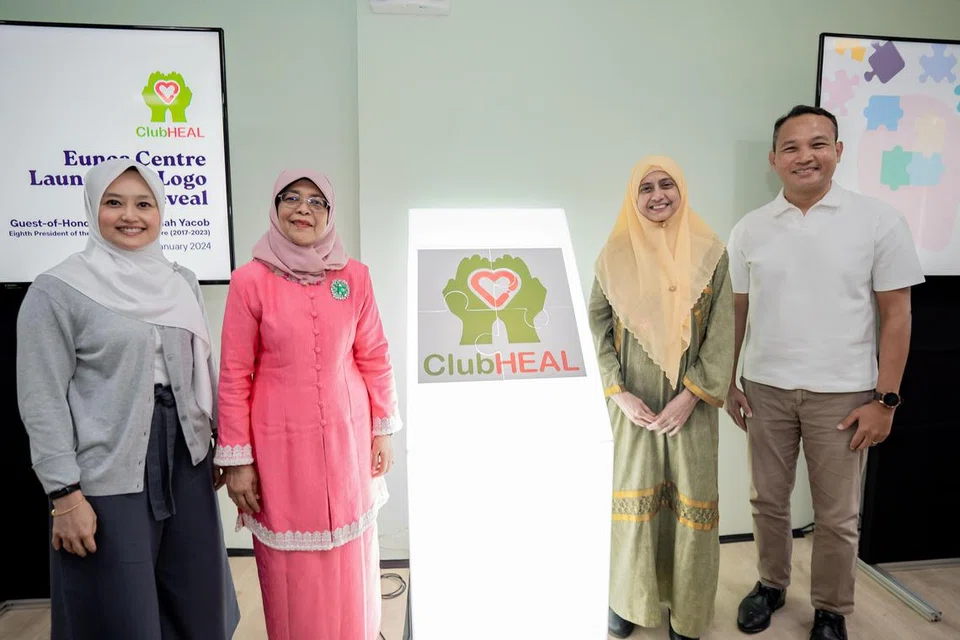 PERLUAS KHIDMAT: (Dari kiri) Setiausaha Parlimen Kanan (Kesihatan merangkap Undang-Undang), Cik Rahayu Mahzam; mantan Presiden, Puan Halimah Yacob; presiden Kelab Heal, Dr Radiah Salim; dan Mayor Majlis Pembangunan Masyarakat (CDC) South East, Encik Mohd Fahmi Aliman, di pelancaran logo baru Kelab Heal sempena perasmian pusat barunya di Eunos pada 6 Januari. 