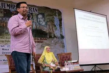 JELASKAN PERANAN: Pengarah Urusan dan Ketua Pegawai Eksekutif Institut Terjemahan dan Buku Malaysia (ITBM), Encik Mohd Khair Ngadiron, berkata badan itu agresif menjalankan pelbagai usaha membangkitkan kesedaran orang ramai terhadap sastera. Bersama beliau ialah pengerusi forum yang juga pensyarah di Malaysia, Cik Mawar Marzuki.