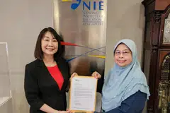 TERIMA PELANTIKAN: Profesor Madya Hadijah Rahmat menerima surat pelantikan jawatan Profesor Madya Emeritus daripada Pengarah Institut Pendidikan Nasional (NIE), Profesor Christine Goh.