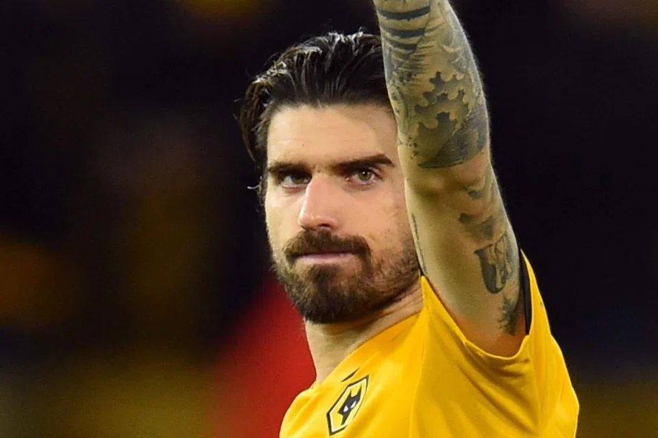 JADI SASARAN: Ruben Neves (atas) jadi sasaran Manchester United sementara Coutinho menarik minat Aston Villa. - Foto REUTERS/AFP