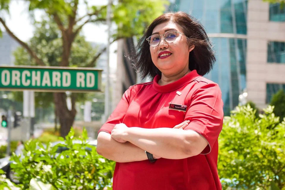 LEBIH BERTENAGA: Sejak menyertai program senaman yang diadakan setiap Selasa di tempat kerjanya beberapa bulan lalu, penyelia penjualan di gedung serbaneka Metro di pusat beli-belah Paragon, Cik Hasnah Hassan (atas), berkata beliau tidak lagi mudah rasa letih dan sakit kaki.