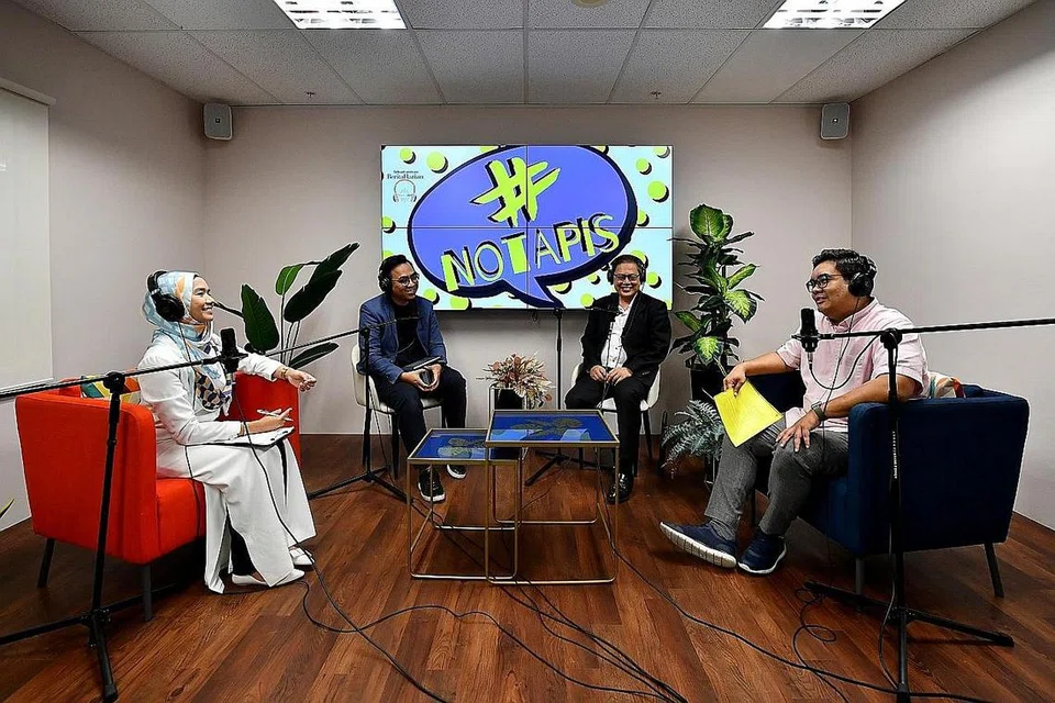 MEMENUHI CITARASA DALAM ERA DIGITAL: Podcast #NoTapis telah mengetengahkan lebih 250 tetamu sepanjang 181 episod sejauh ini termasuk golongan karyawan, asatizah, pemimpin masyarakat dan politik, seperti Menteri Pengangkutan, Encik S Iswaran. Di samping itu, menerusi rancangan Facebook Live akhbar ini juga membawakan perbincangan mengenai isu-isu yang dekat dengan hati masyarakat langsung. 