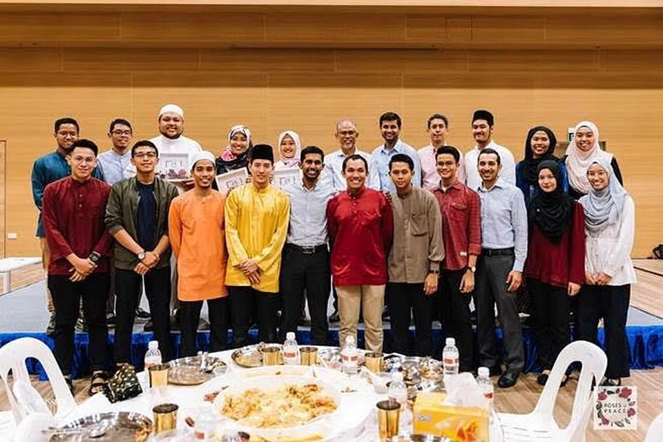 IFTAR ROSES OF PEACE: Encik Masagos (belakang, enam dari kiri) bersama antara hadirin majlis iftar untuk pelajar Islam Singapura daripada institut pengajian tinggi di majlis berbuka puasa anjuran Roses of Peace.