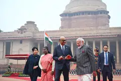 (Dari kiri) Puan Jane Ittogi; Presiden India, Cik Droupadi Murmu; Presiden Tharman Shanmugaratnam; dan Perdana Menteri India, Encik Narendra Modi, di Istana Presiden, Rashtrapati Bhavan, pada 16 Januari.