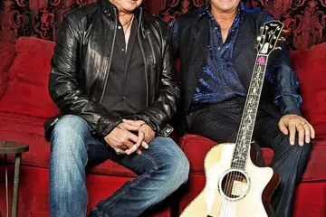 MALAR SEGAR: Air Supply yang terdiri daripada Russell Hitchcock (kiri) dan Graham Russell akan membuai peminat mereka di Stadium Tertutup Singapura pada 5 Jun ini. - Foto UNUSUAL ENTERTAINMENT PTE LTD.