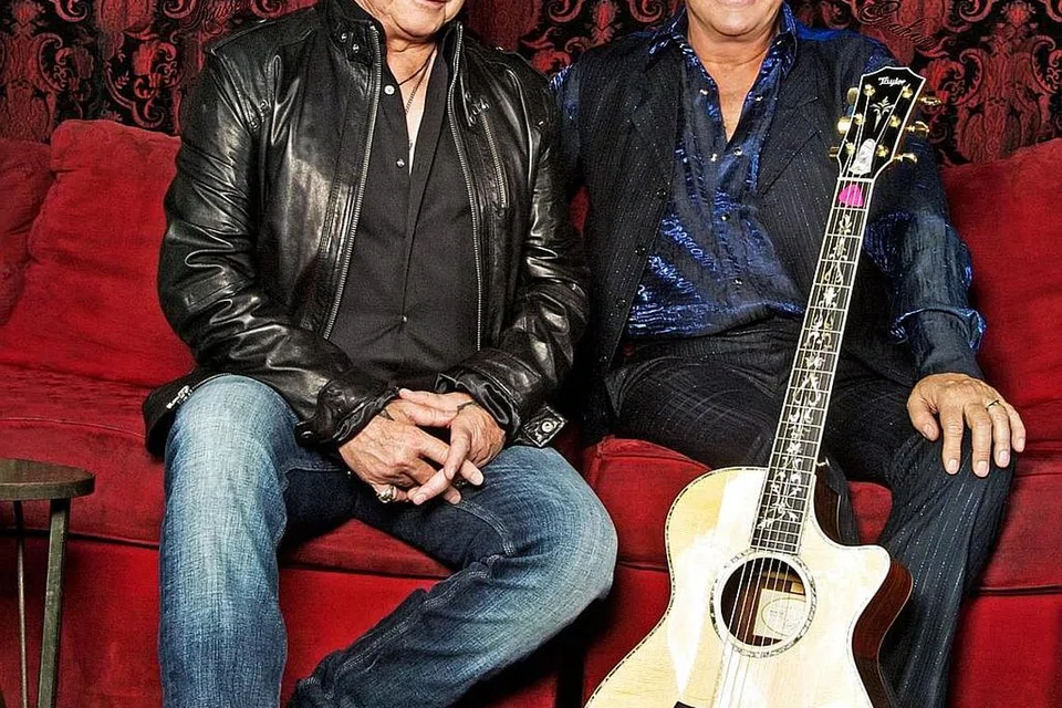 MALAR SEGAR: Air Supply yang terdiri daripada Russell Hitchcock (kiri) dan Graham Russell akan membuai peminat mereka di Stadium Tertutup Singapura pada 5 Jun ini. - Foto UNUSUAL ENTERTAINMENT PTE LTD.