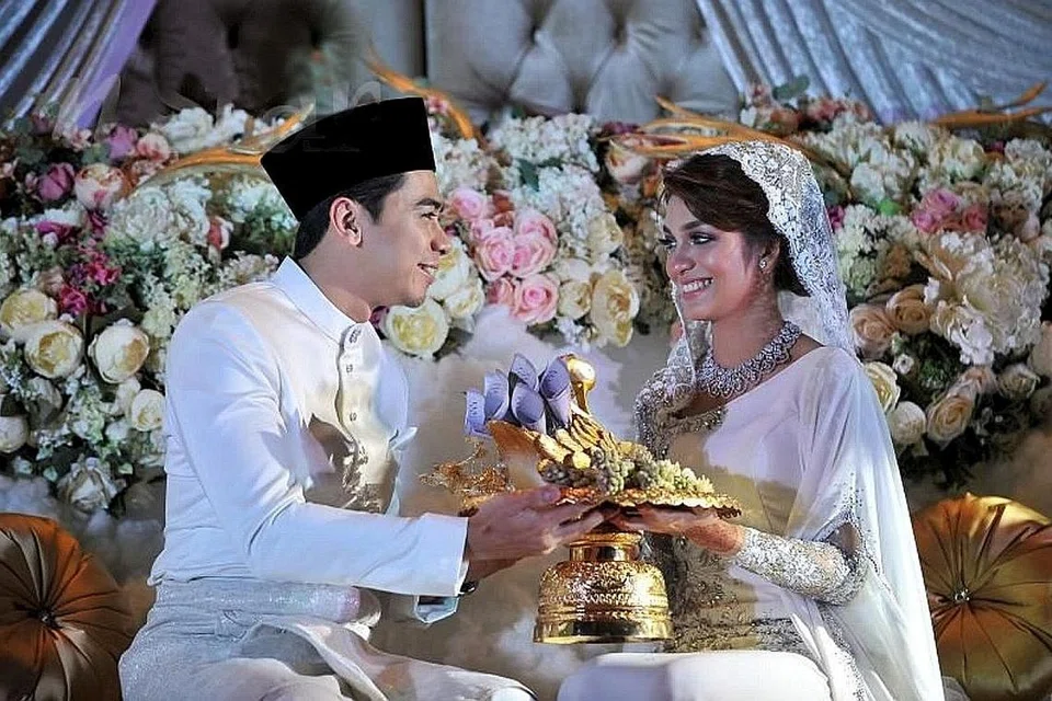 KINI BERGELAR SUAMI ISTERI: Pelakon Amar Baharin dan Amyra Rosli menjalani upacara pernikahan di Hotel Premiera, Kuala Lumpur, kelmarin. - Foto THE STAR