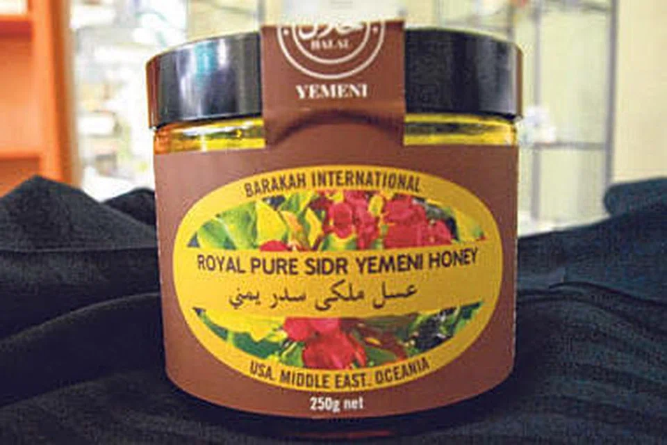 MADU TERKENAL: Madu dari Yaman ini dihasilkan oleh lebah-lebah yang memakan nektar bunga dari pokok Sidr. Namun, perubahan iklim telah menjejas penghasilannya. - Foto fail