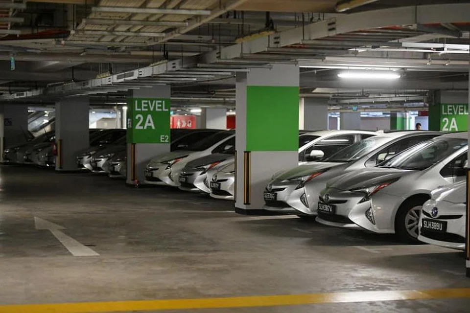 JEJAS MATA PENCARIAN: Pemandu kreta privet tidak dapat menyara kehidupan kerana jumlah penumpang menjunam sehingga 60 peratus menyebabkan mereka mengembalikan kereta kepada syarikat.