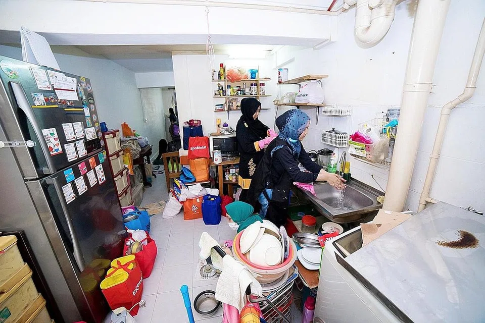 GANDING BAHU SINGSING LENGAN: Lebih 240 belia berganding bahu menyingsing lengan membersihkan dan mengecat rumah 14 keluarga kurang mampu tinggal di flat sewa satu dan dua bilik di Boon Lay hujung minggu lalu. Projek Yusra itu, anjuran Persatuan Mahasiswa Islam Universiti Teknologi Nanyang (NTUMS), melibatkan juga pelajar universiti lain, politeknik, Yayasan Mendaki dan anggota Perkhidmatan Negara (NS). - Foto DXPERIMENTS