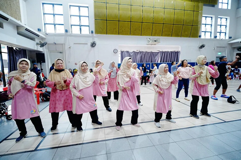 Menari sambil bersenam antara kegiatan yang ditunjukkan di di acara Kasih Keluarga, Sihat Bersama di Kelab Masyarakat Jurong Green pada 11 Oktober.