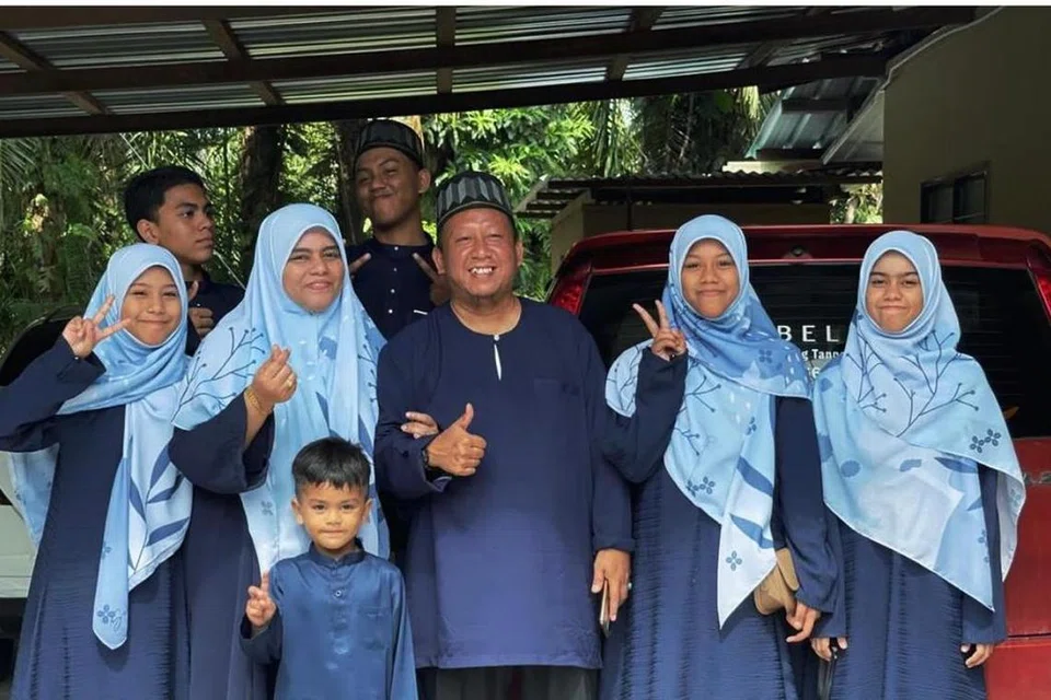 Gambar kenangan Aidilfitri 2023 keluarga Encik Abdur Rahman Amir Ruddin, 20 tahun (belakang kanan) yang menjadi pengubat rindu kepada enam ahli keluarga mereka yang terkorban dalam nahas jalan raya pada September 2023. 