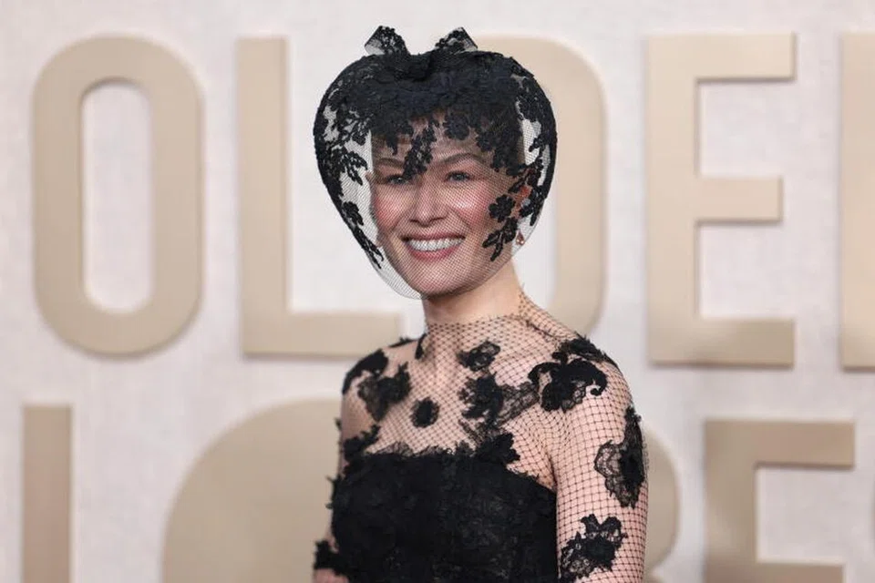 CERITA DI SEBALIK FESYEN: Rosamund Pike menggunakan aksesori berenda pada wajahnya sebagai melindungi paras rupa yang cedera dan kian pulih daripada kesan nahas ski pada Krismas 2023.