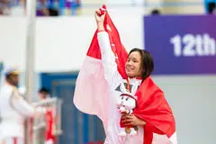 MENANG EMAS: Perenang Singapura, Sophie Soon, meraikan kejayaan selepas merangkul emas dalam acara wanita 100 meter kuak dada berklasifikasi SB13 di Sukan Para Asean pada 4 Jun 2023.