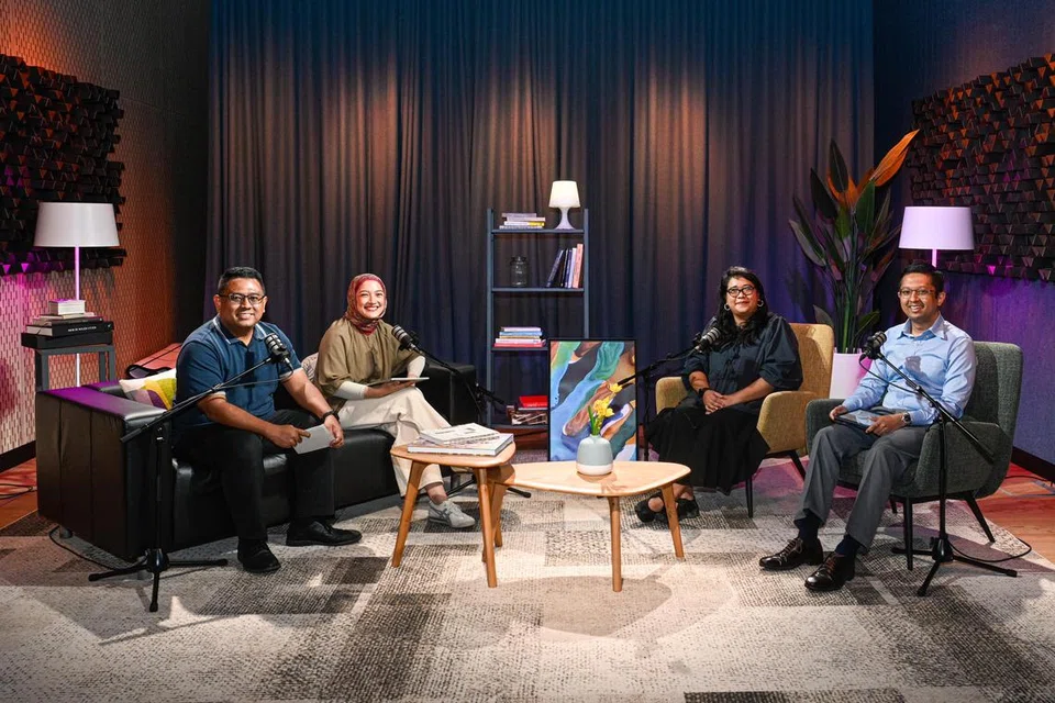 (Dari kiri) Episod kedua No Tapis dihoskan oleh koresponden Berita Harian, Encik Anwar Saleh bersama penerbit dan penyampai podcast No Tapis, Cik Natasha Mustafa dengan disertai oleh , pekerja sosial daripada Khidmat Belia Alkin, Cik Farah Dina Nordin serta Pegawai Biro Narkotik Pusat (CNB), Encik Taufiq Abdul Azim. 